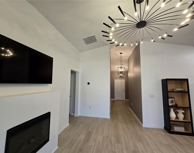 2441 Oakwood Lane - Photo Thumbnail 3