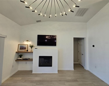 2441 Oakwood Lane - Photo Thumbnail 4