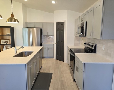2441 Oakwood Lane - Photo Thumbnail 10