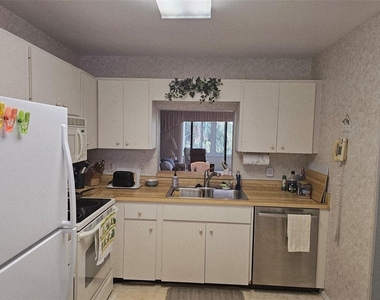 586 Lakeside Drive - Photo Thumbnail 9