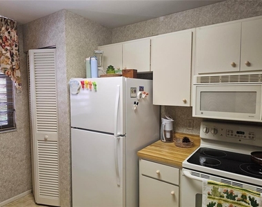 586 Lakeside Drive - Photo Thumbnail 7
