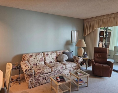 586 Lakeside Drive - Photo Thumbnail 2