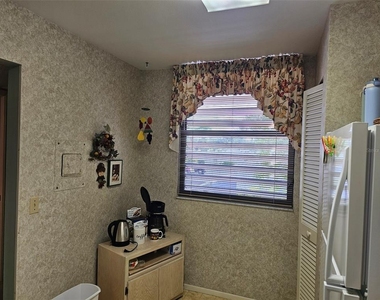 586 Lakeside Drive - Photo Thumbnail 8