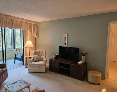 586 Lakeside Drive - Photo Thumbnail 3