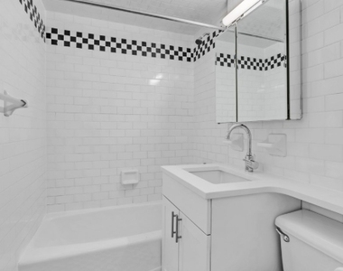 West 49 Street - Photo Thumbnail 4