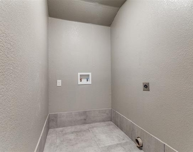 3112 Olive Place - Photo Thumbnail 7