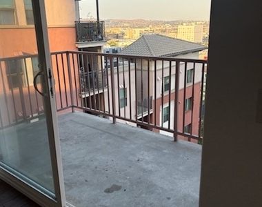 700 N Hill Place - Photo Thumbnail 6