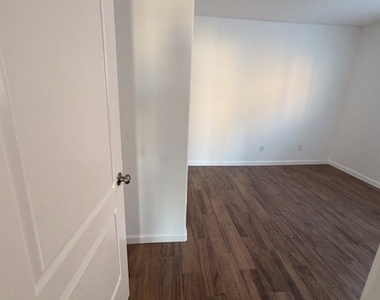 700 N Hill Place - Photo Thumbnail 12
