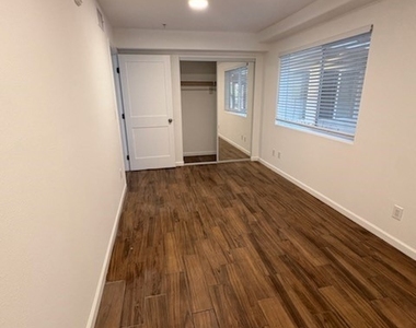 700 N Hill Place - Photo Thumbnail 10