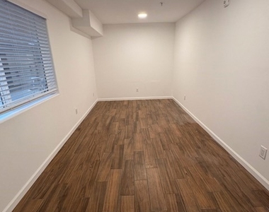 700 N Hill Place - Photo Thumbnail 9