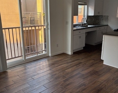 700 N Hill Place - Photo Thumbnail 3