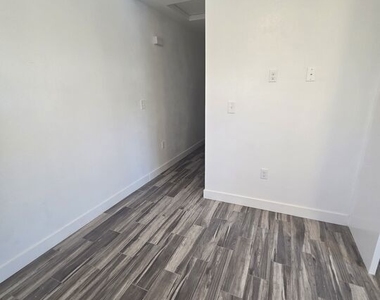817 1/2 W 101st Street - Photo Thumbnail 3