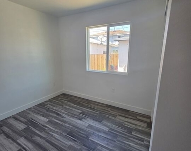 817 1/2 W 101st Street - Photo Thumbnail 6