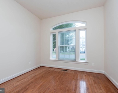 200 Smarty Jones Terrace - Photo Thumbnail 4