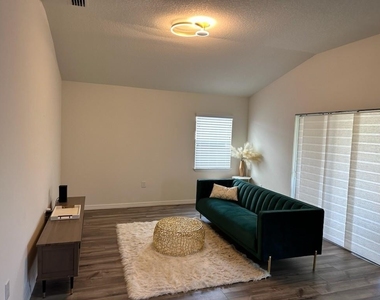 1099 Ne Dania Circle - Photo Thumbnail 4