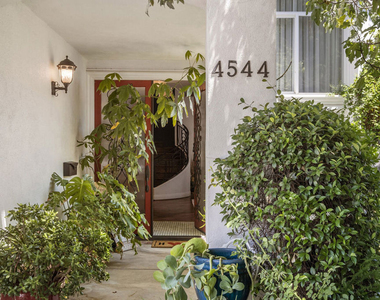 4544 Tobias Avenue - Photo Thumbnail 16