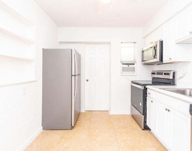 4230 Ne 1st Terrace - Photo Thumbnail 6