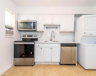 4230 Ne 1st Terrace - Photo Thumbnail 7