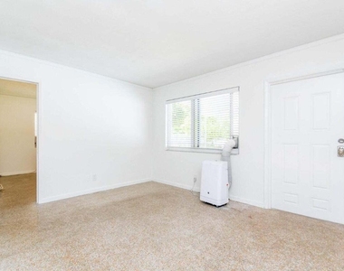 4230 Ne 1st Terrace - Photo Thumbnail 4