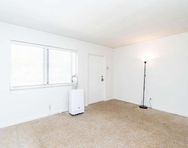 4230 Ne 1st Terrace - Photo Thumbnail 3