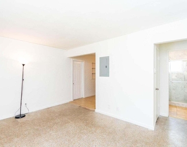 4230 Ne 1st Terrace - Photo Thumbnail 2