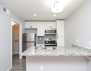 2100 Wilcrest Drive - Photo Thumbnail 17