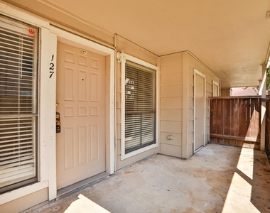 2100 Wilcrest Drive - Photo Thumbnail 32