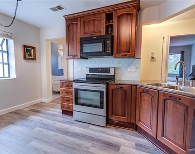 600 Carriage House Lane - Photo Thumbnail 5