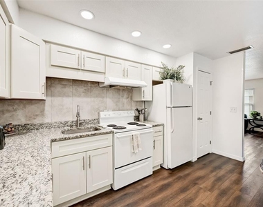 618 S Osprey Avenue - Photo Thumbnail 8