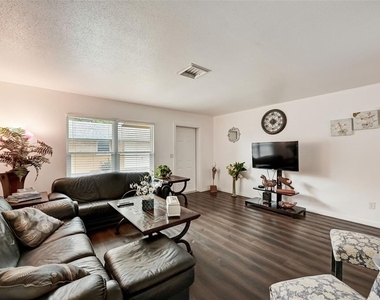 618 S Osprey Avenue - Photo Thumbnail 4