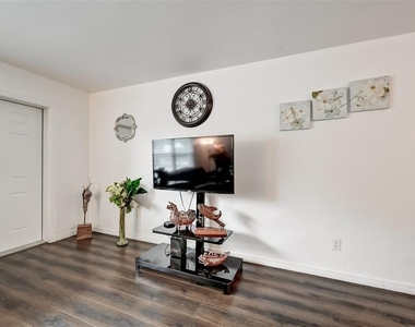 618 S Osprey Avenue - Photo Thumbnail 1