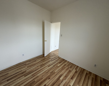 E 14th St - Photo Thumbnail 2
