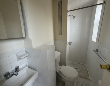 E 14th St - Photo Thumbnail 4