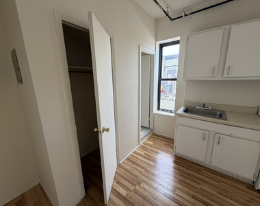 E 14th St - Photo Thumbnail 1