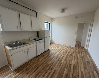 E 14th St - Photo Thumbnail 6