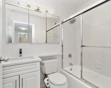 400 East 71st Street - Photo Thumbnail 3