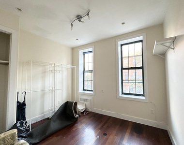 Jefferson Street , Knickerbocker Ave - Photo Thumbnail 4