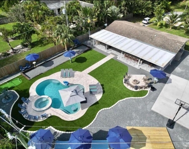 270 Nw 36th Street - Photo Thumbnail 4