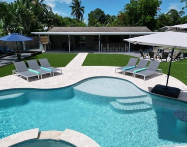 270 Nw 36th Street - Photo Thumbnail 11