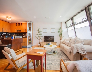521 W Broadway - Photo Thumbnail 8