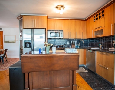 521 W Broadway - Photo Thumbnail 11