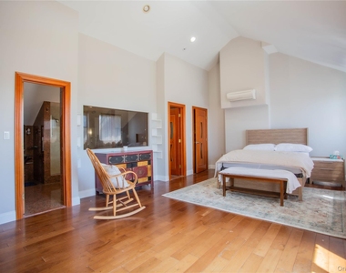 521 W Broadway - Photo Thumbnail 18