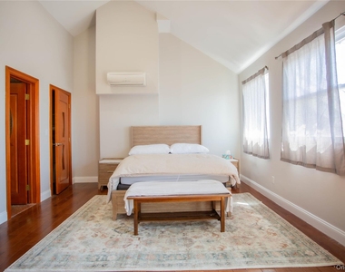 521 W Broadway - Photo Thumbnail 17