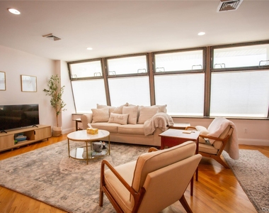 521 W Broadway - Photo Thumbnail 16