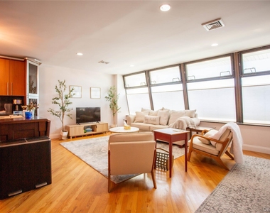 521 W Broadway - Photo Thumbnail 6