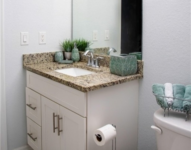 503 Sw 11th Court - Photo Thumbnail 6