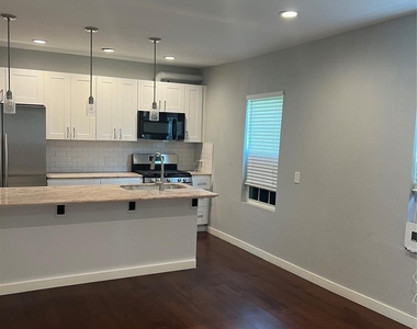 2812 Live Oak Street - Photo Thumbnail 4