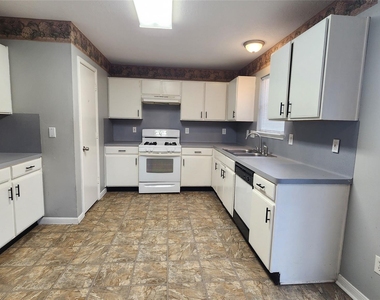 7800 Summer Place Drive - Photo Thumbnail 9
