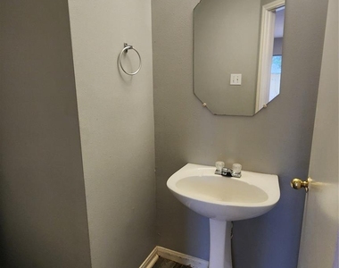 7800 Summer Place Drive - Photo Thumbnail 11