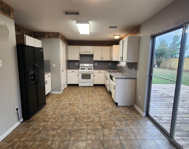 7800 Summer Place Drive - Photo Thumbnail 10